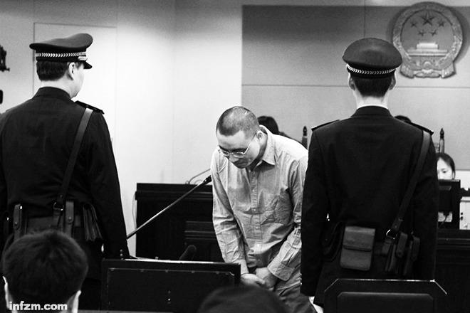 2014年4月11日，“秦火火”出庭受审，他转身面对旁听席做最后陈述，对罪行表示悔过。